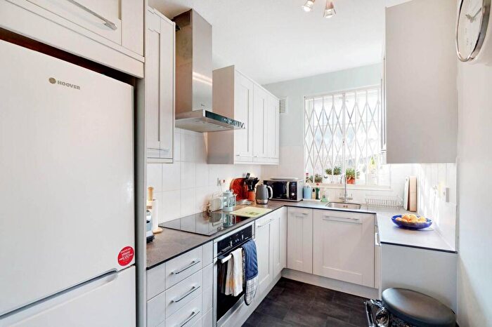 2 Bedroom Flat To Rent In Vicarage Crescent, Battersea Square, London, SW11