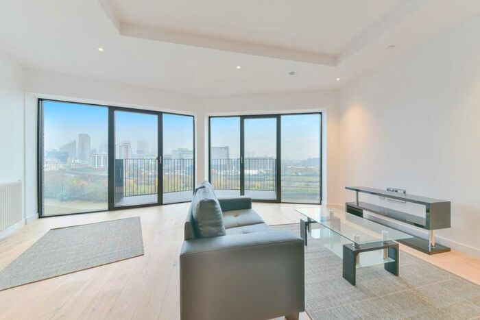 3 Bedroom Flat To Rent In Modena House, London City Island, London, E14