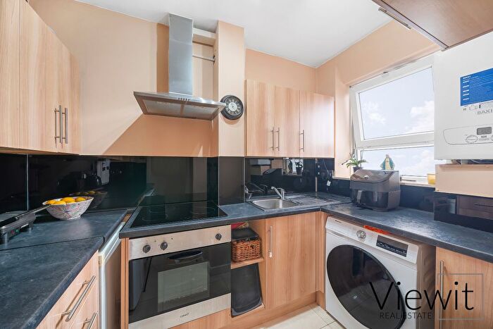 3 Bedroom Flat For Sale In Dorset Road, London, SW8