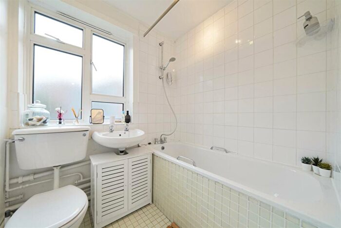 1 Bedroom Flat For Sale In Donnington Road, Willesden, London, NW10
