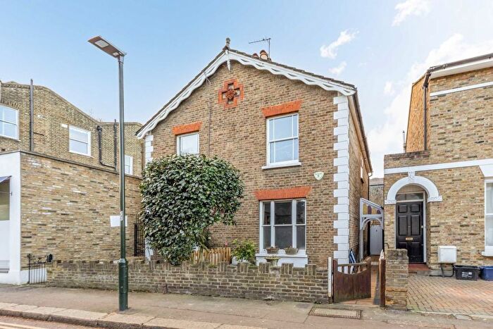 3 Bedroom Semi-Detached House To Rent In Shaftesbury Road, Richmond, TW9