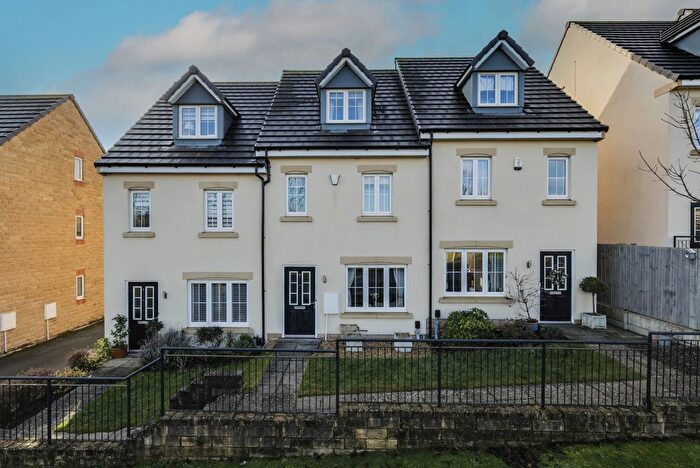 3 Bedroom Detached House For Sale In Brompton Drive, Bradford, West Yorkshire, BD10