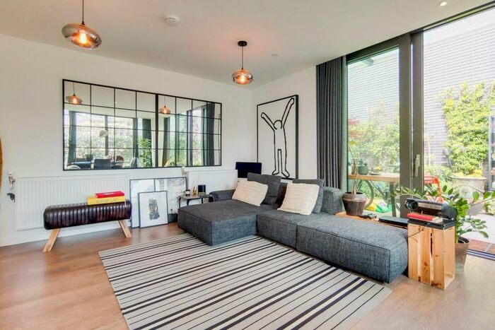 1 Bedroom Flat To Rent In Macclesfield Road, Old Street, London, EC1V