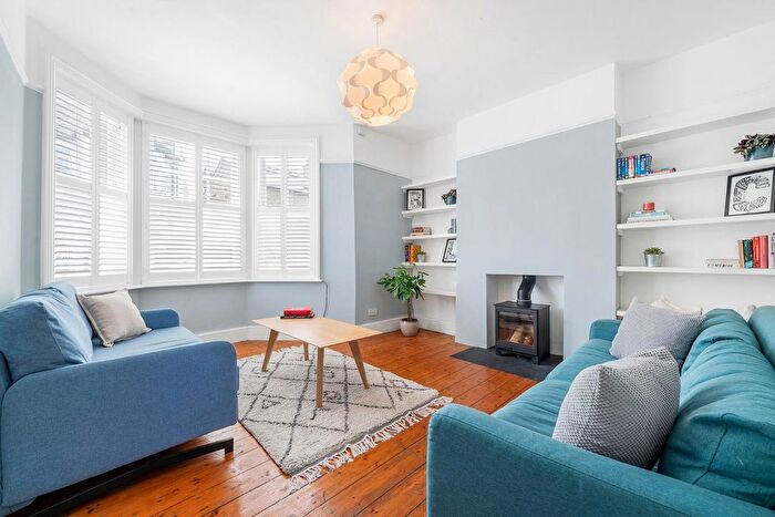 2 Bedroom Maisonette For Sale In Dumbarton Road, SW2