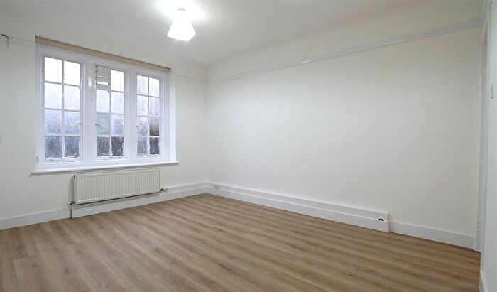 2 Bedroom Apartment To Rent In Mortimer Crescent, London, NW6