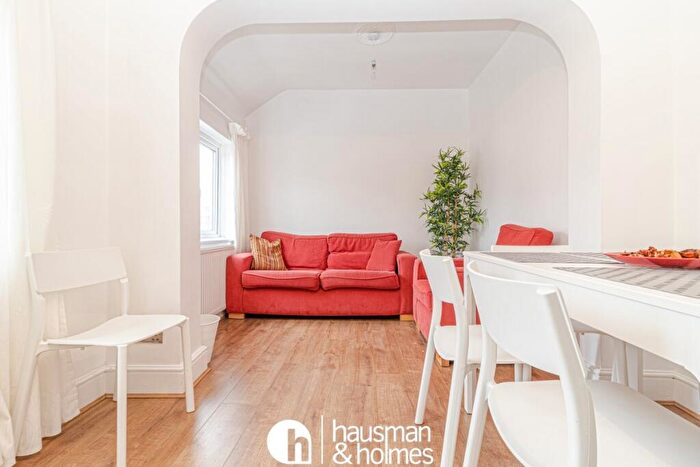3 Bedroom Flat To Rent In North End Road, Golders Green, NW11
