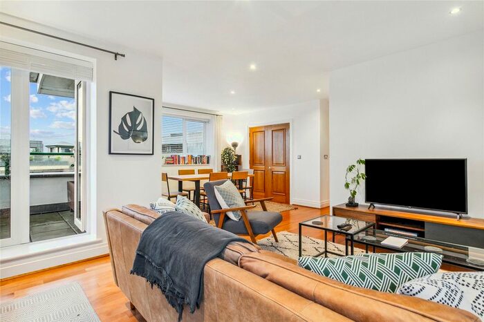 2 Bedroom Flat To Rent In Strand Drive, Kew, Surrey, TW9