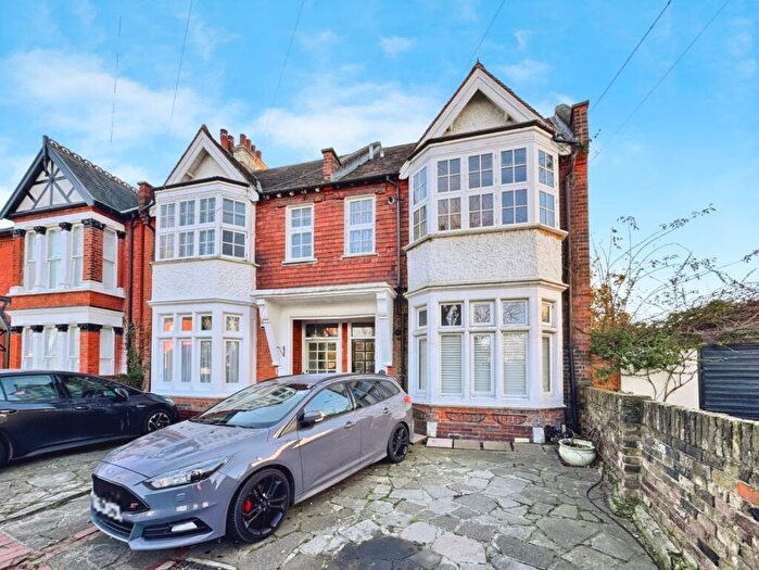 1 Bedroom Flat To Rent In Park Crescent, Westcliff-On-Sea, SS0