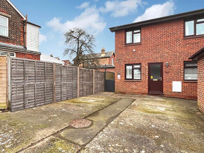 2 Bedroom Flat For Sale In Upper Yarborough Road, East Cowes, PO32