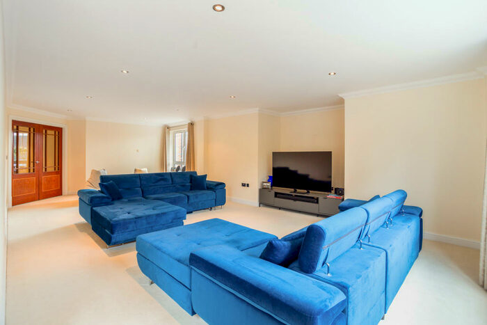 2 Bedroom Apartment To Rent In Cavendish Road, Weybridge, KT13