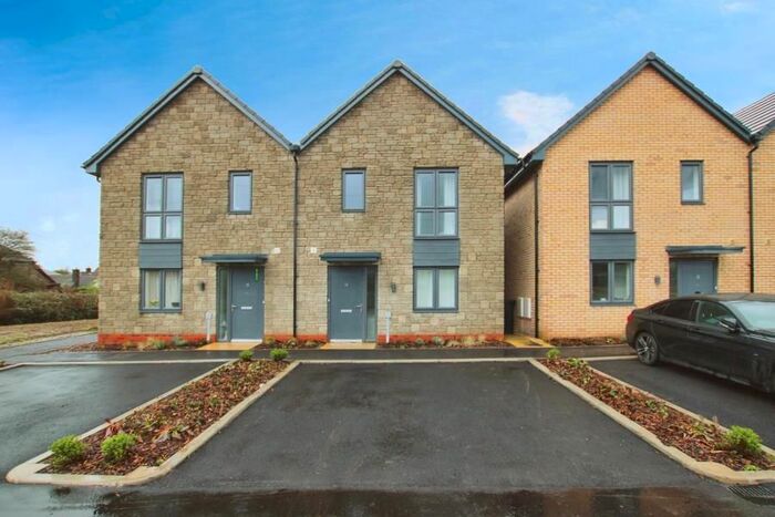 5 Bedroom Semi-Detached House To Rent In Shrub Leaze, Stoke Gifford, Bristol, BS34