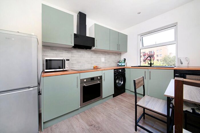 2 Bedroom Flat To Rent In Comyn Road, Clapham Junction, SW11