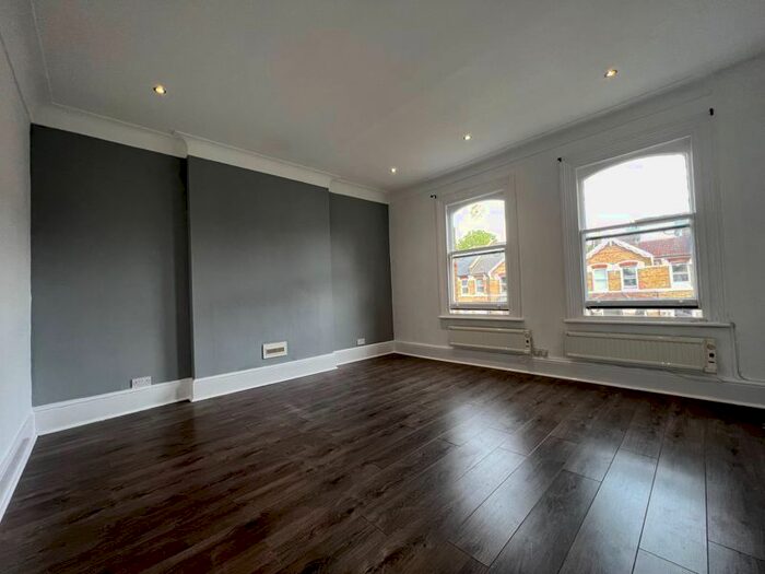 2 Bedroom Flat To Rent In Montrell Road, Streatham Hill, London, SW2