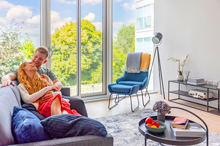 1 Bedroom Flat To Rent In Parkview, Great West Road, TW8