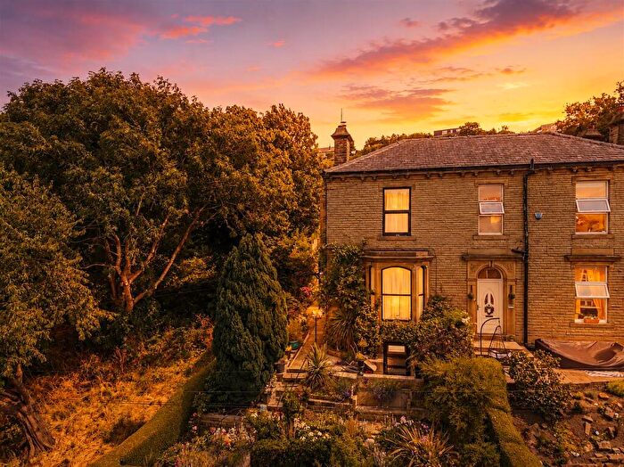 4 Bedroom Semi-Detached House For Sale In Green Lane, Greetland, Halifax, HX4
