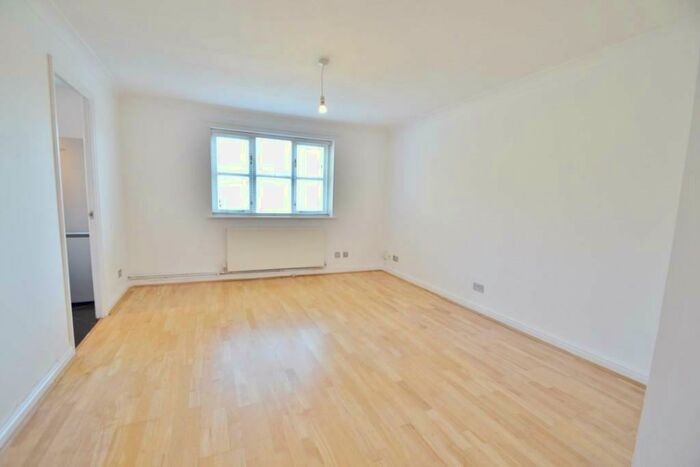 2 Bedroom Flat To Rent In Leigh Hunt Drive, Southgate, N14