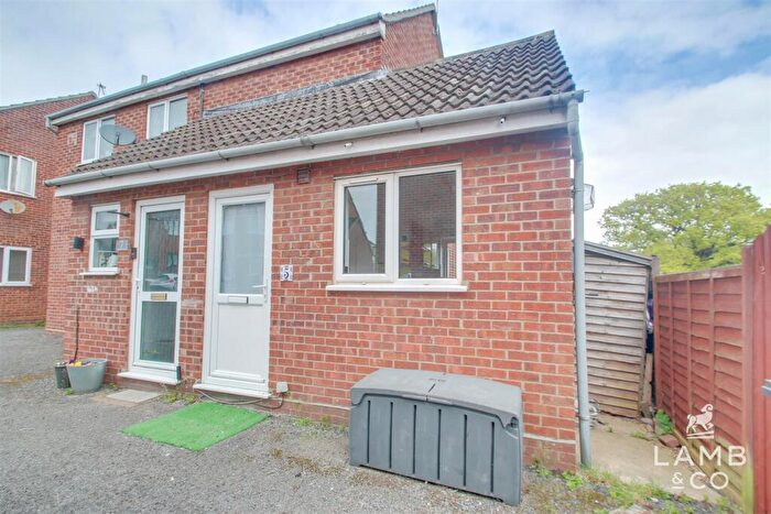 2 Bedroom Maisonette To Rent In Andover Close, CO15