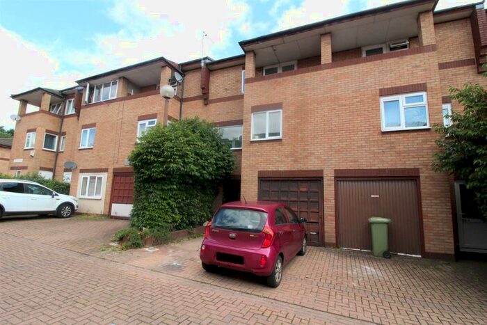 3 Bedroom Detached House To Rent In Shackleton Place, Oldbrook, Milton Keynes, MK6