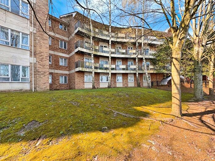 2 Bedroom Flat For Sale In Branagh Court, Reading, Berkshire, RG30