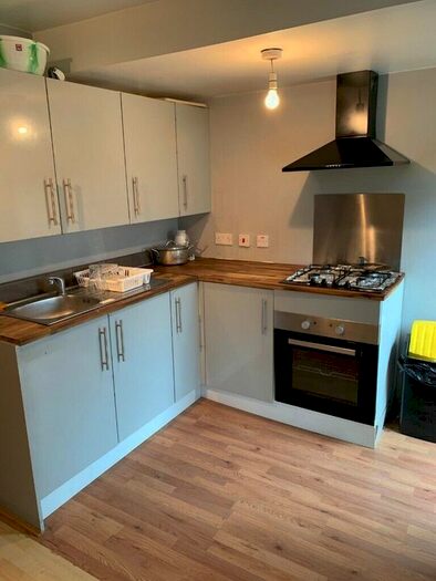 5 Bedroom Flat To Rent In Hopton Road, London, SW16