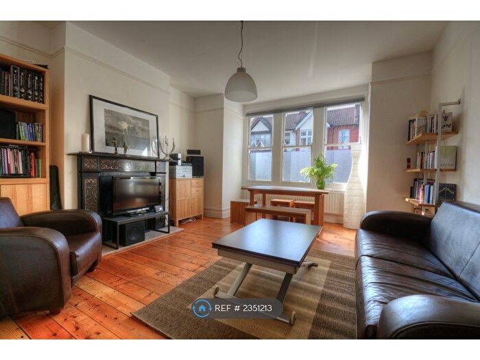 2 Bedroom Flat To Rent In Pendle Road, London, SW16