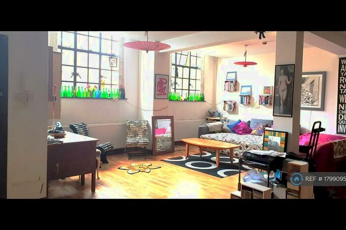 Studio To Rent In Topper House, London, N4