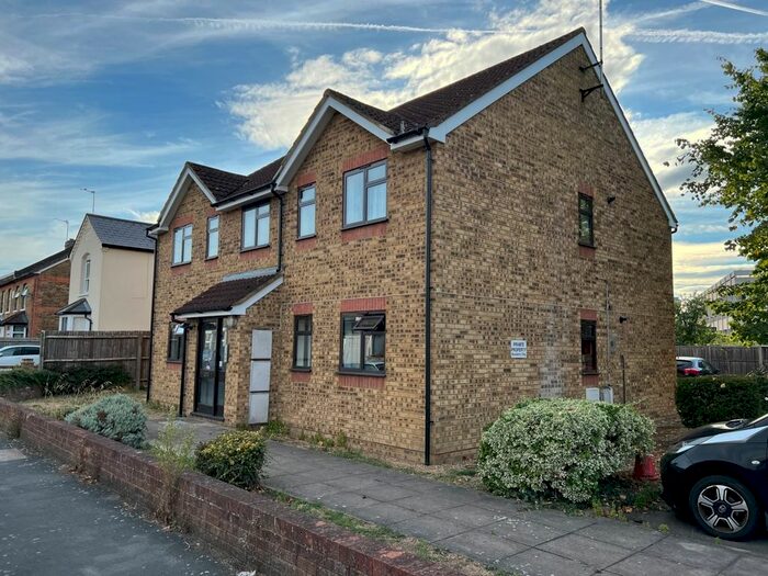 1 Bedroom Flat To Rent In Claremont Road, Staines-Upon-Thames, Middlesex, TW18