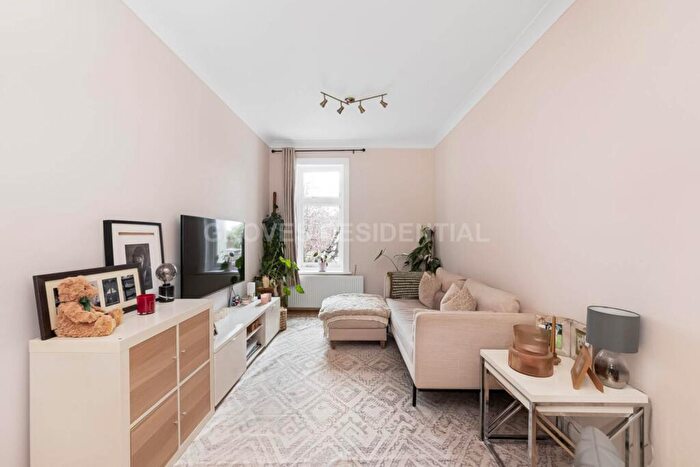 2 Bedroom Flat For Sale In Rodney Road, New Malden, KT3