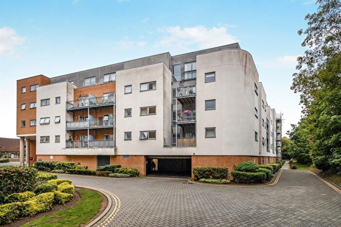 2 Bedroom Flat For Sale In Sovereign Way, Tonbridge, TN9