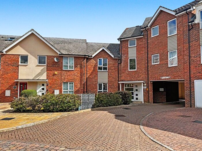 1 Bedroom Flat To Rent In Harrow Close, Addlestone, KT15