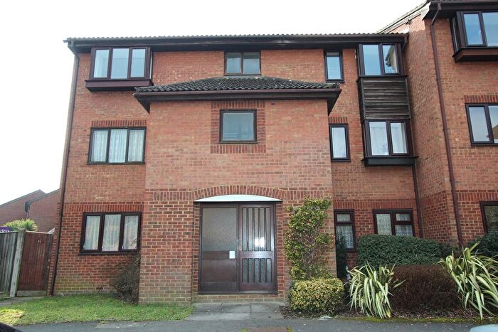 1 Bedroom Flat To Rent In Quincy Road, Egham, TW20