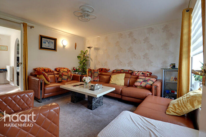 3 Bedroom End Of Terrace House For Sale In Pakenham Road, Bracknell, RG12