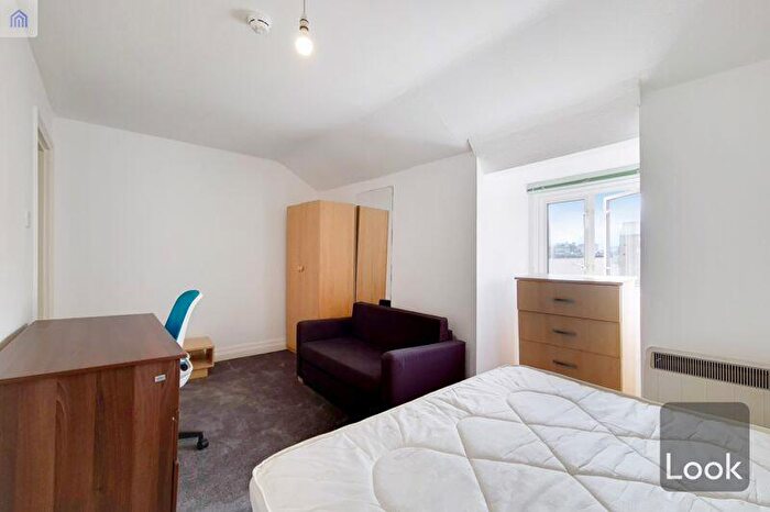 Flat To Rent In Cannon Street Road, Whitechapel, E1