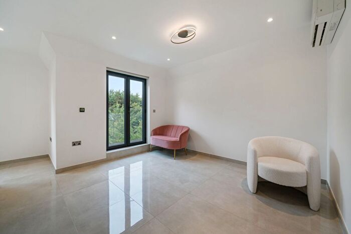 2 Bedroom Flat To Rent In Noble House, Woodstock Road, NW11