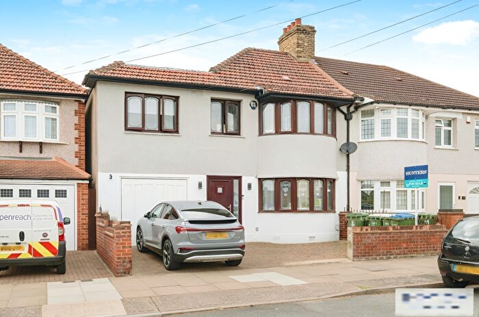 5 Bedroom Semi-Detached House For Sale In Teignmouth Road, Welling, DA16