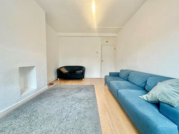 3 Bedroom Flat To Rent In Thornaby House, Canrobert Street, E2