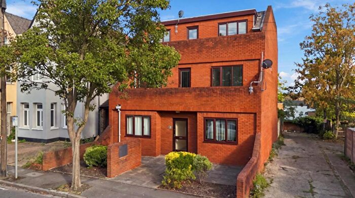 2 Bedroom Flat For Sale In Claremont Grove, Woodford Green, Redbridge, IG8