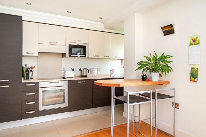 2 Bedroom Flat To Rent In Maple Leaf Court, Broomfield Lane, Palmers Green, N13