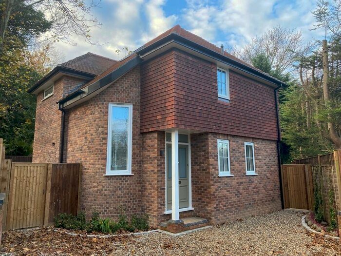 3 Bedroom Detached House To Rent In Ditton Hill, Surbiton, KT6