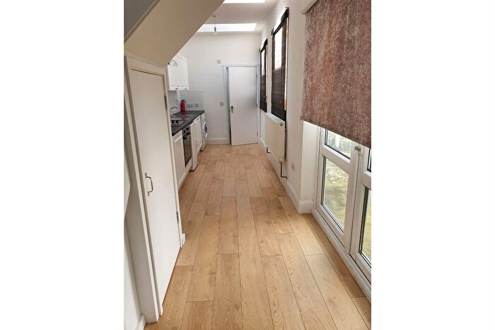 3 Bedroom Flat To Rent In Caledonian Road, London, N1