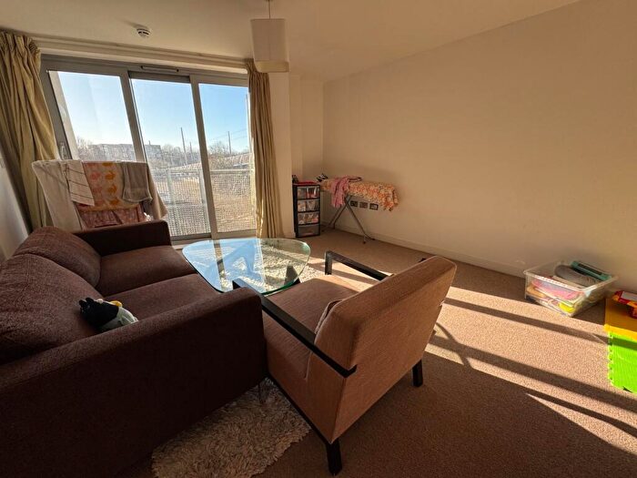 2 Bedroom Flat To Rent In Queens Road, Nottingham, Nottinghamshire, NG2