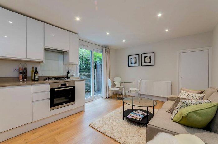 2 Bedroom Flat To Rent In Wandsworth Bridge Road, Fulham, London, SW6