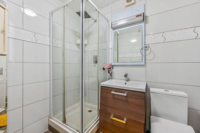 1 Bedroom Flat For Sale In Gardiner House, Surrey Lane, Battersea, London, SW11