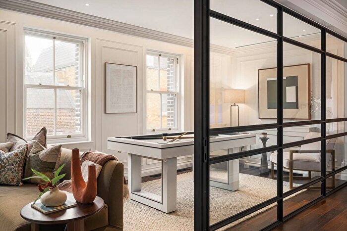 3 Bedroom Flat For Sale In Charles Street, London, W1J