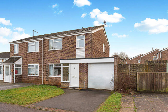 3 Bedroom Semi Detached House For Sale In Kingfisher Drive, Banbury - Extended/Two Shower Rooms, OX16