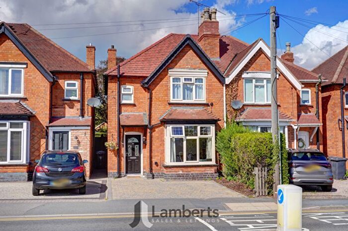 3 Bedroom Semi-Detached House For Sale In High Street, Studley, B80