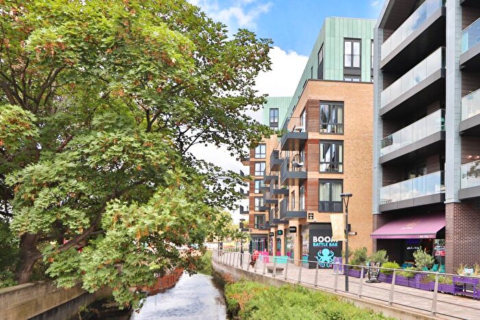 3 Bedroom Flat To Rent In Drapers Yard, London, SW18
