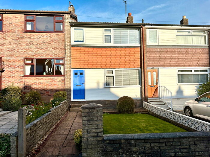 3 Bedroom Town House For Sale In Kirkstone Drive, Royton, Oldham, OL2