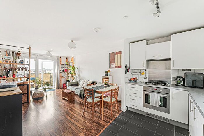 2 Bedroom Flat For Sale In Dunn Street, London, E8