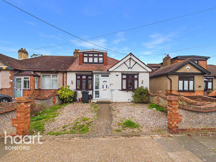 3 Bedroom Bungalow For Sale In Cross Road, Romford, RM7